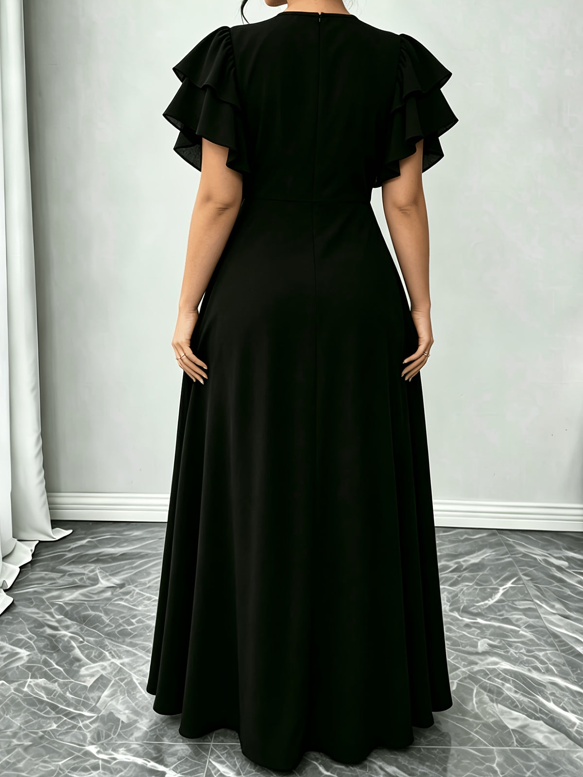 Robe longue grande taille — Volants d'épaule et fente latérale