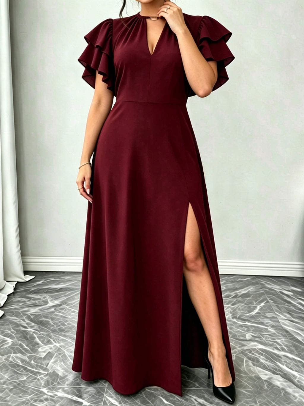 Robe longue grande taille — Volants d'épaule et fente latérale
