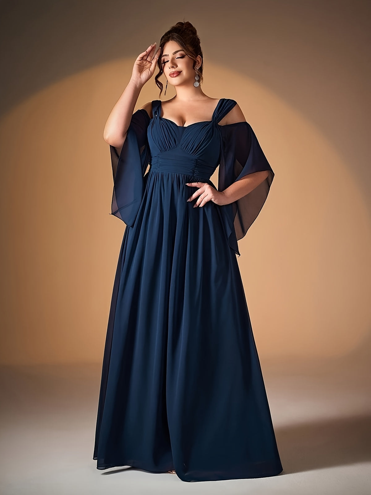 Robe de soirée grande taille — Bretelles sur épaule nue