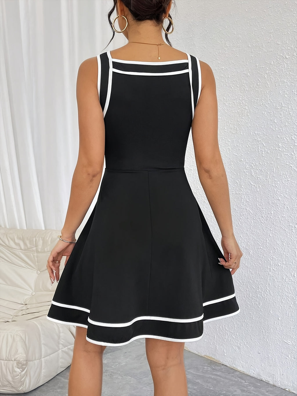Robe trapèze grande taille, noire à passepoil fin