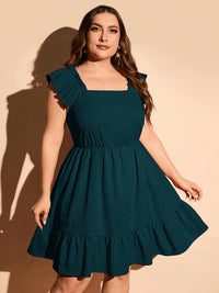 Robe unie grande taille — Volants d'épaule et col carré