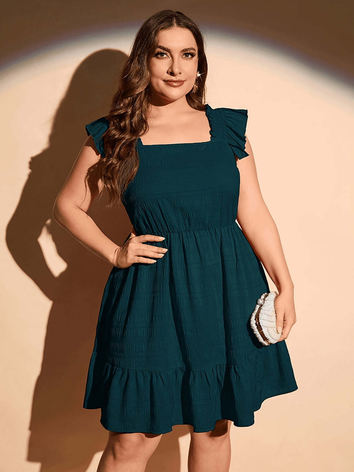 Robe unie grande taille — Volants d'épaule et col carré