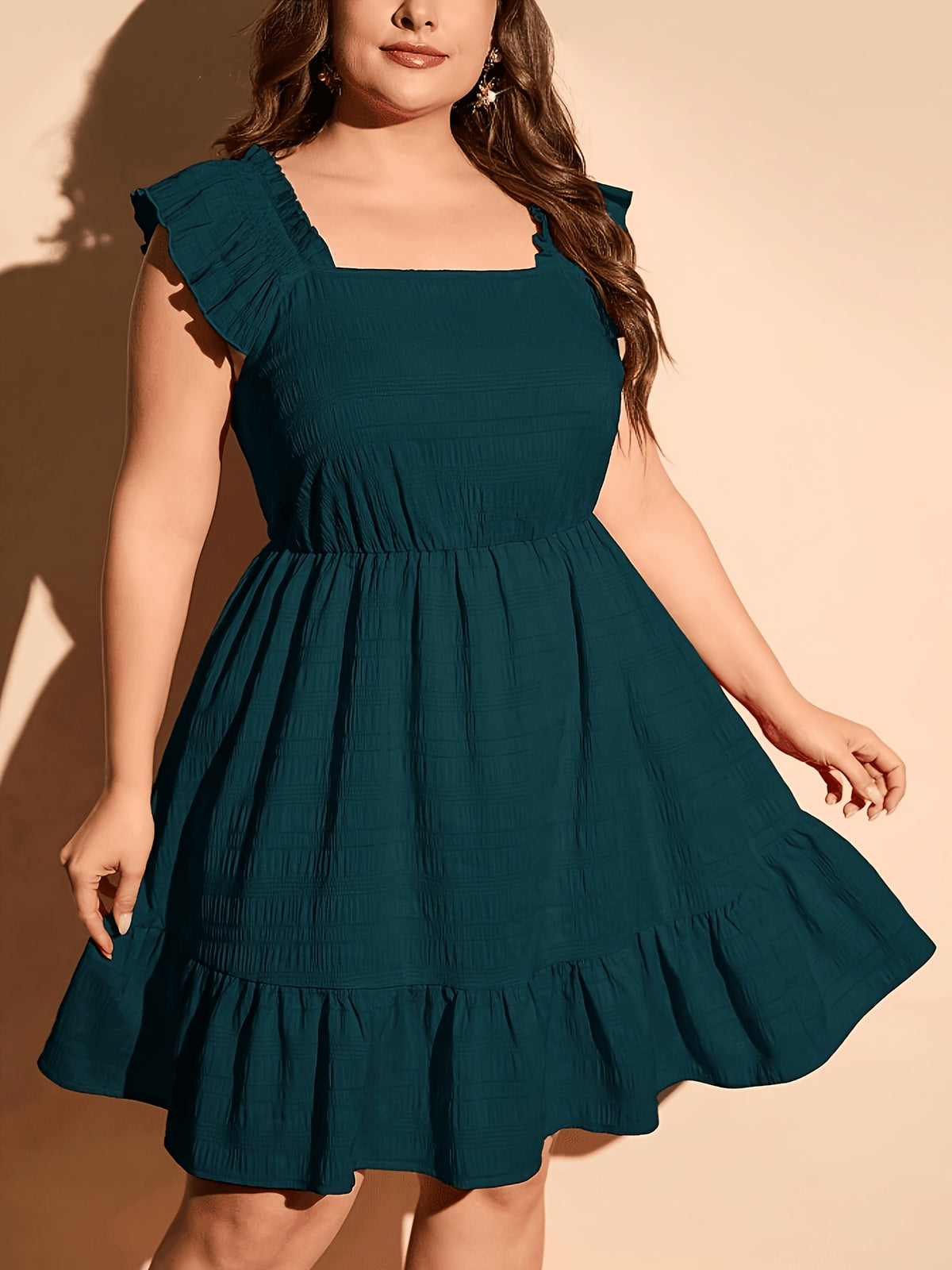 Robe unie grande taille — Volants d'épaule et col carré