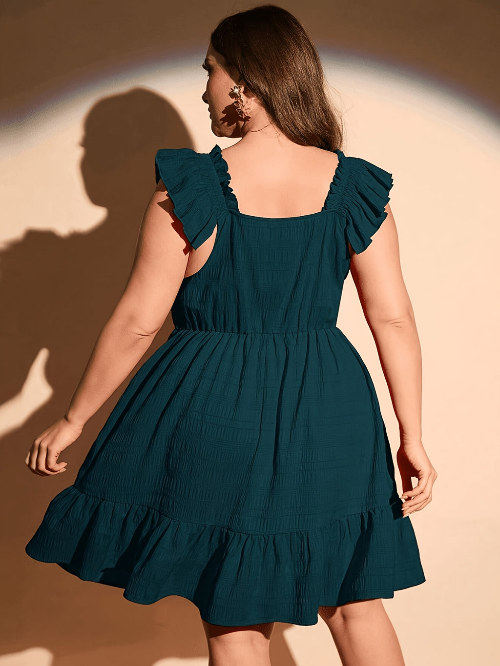 Robe unie grande taille — Volants d'épaule et col carré