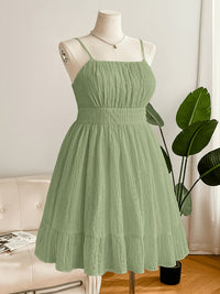 Robe vert sauge grande taille — Tissu gaufré et buste ruché