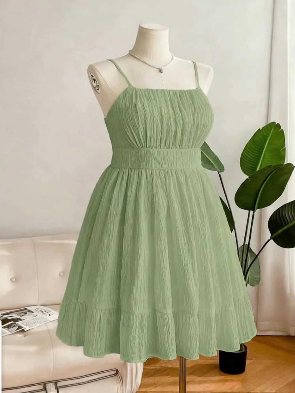 Robe vert sauge grande taille — Tissu gaufré et buste ruché