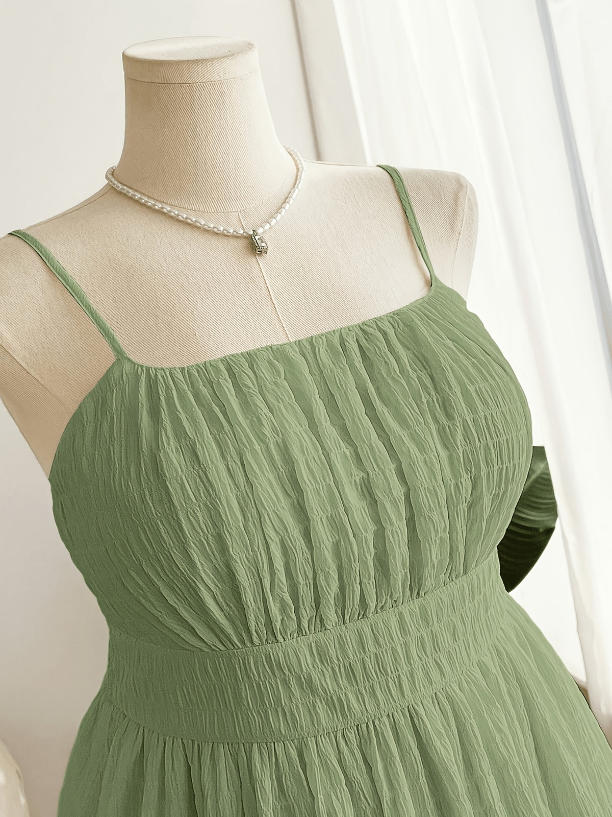 Robe vert sauge grande taille — Tissu gaufré et buste ruché