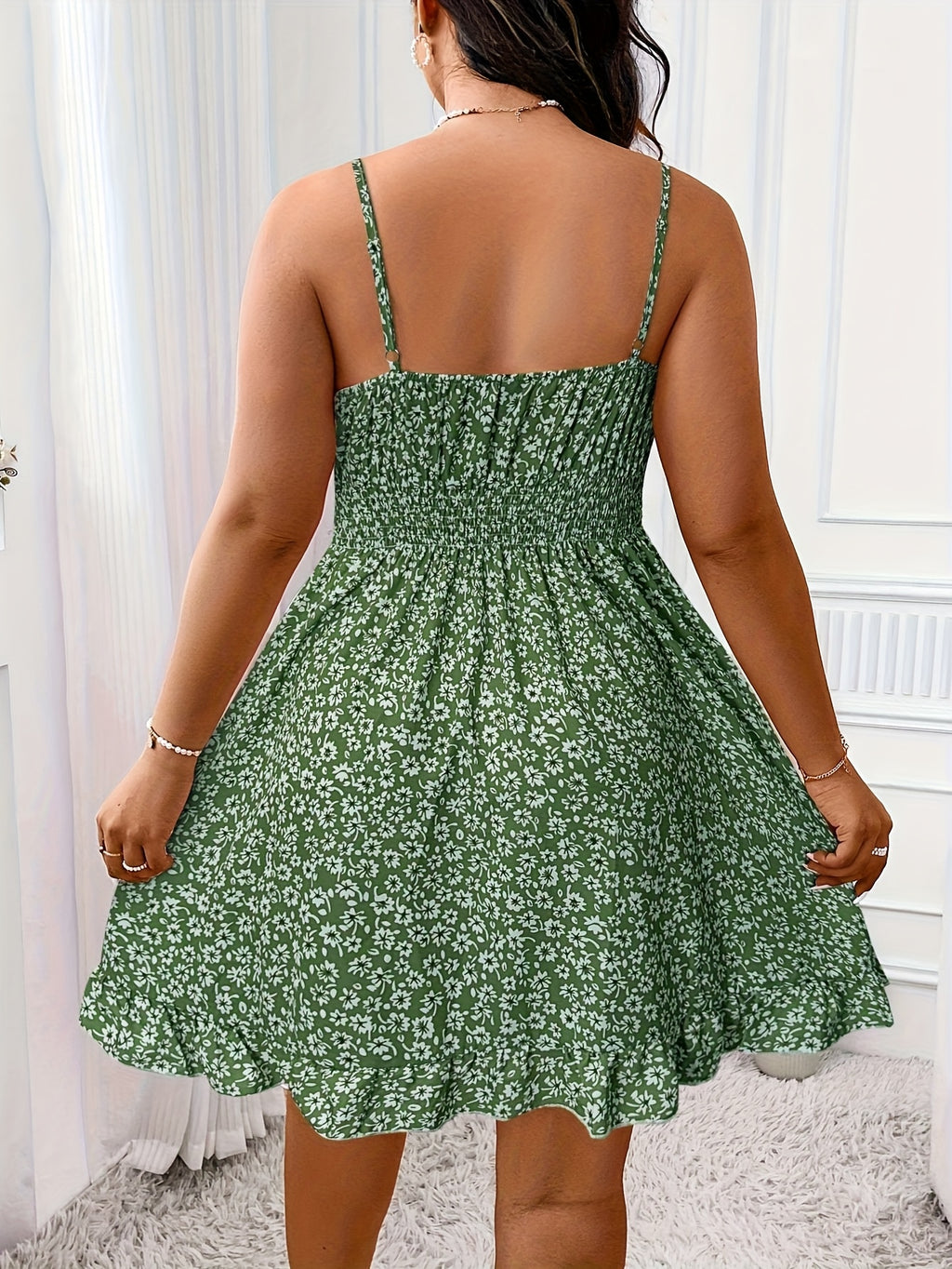 Robe verte grande taille — Buste smocké et fleurs blanches