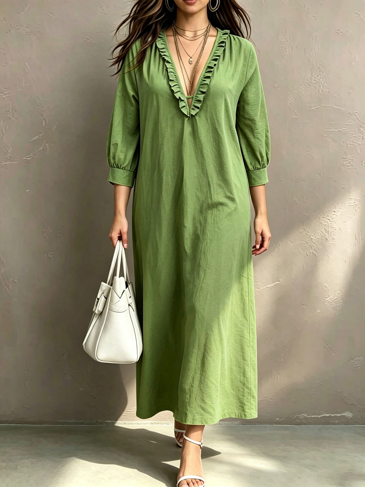 Robe verte grande taille — Longue, col V bordé d'un volant