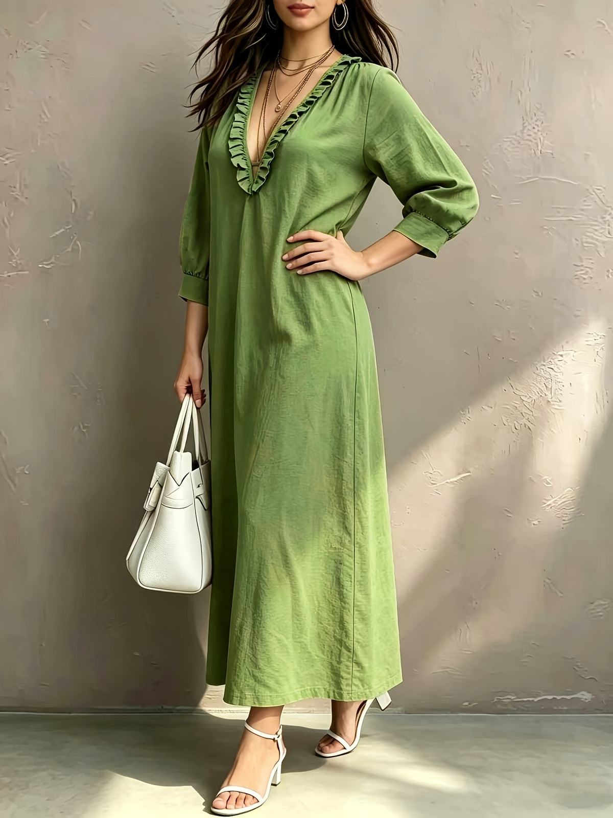 Robe verte grande taille — Longue, col V bordé d'un volant
