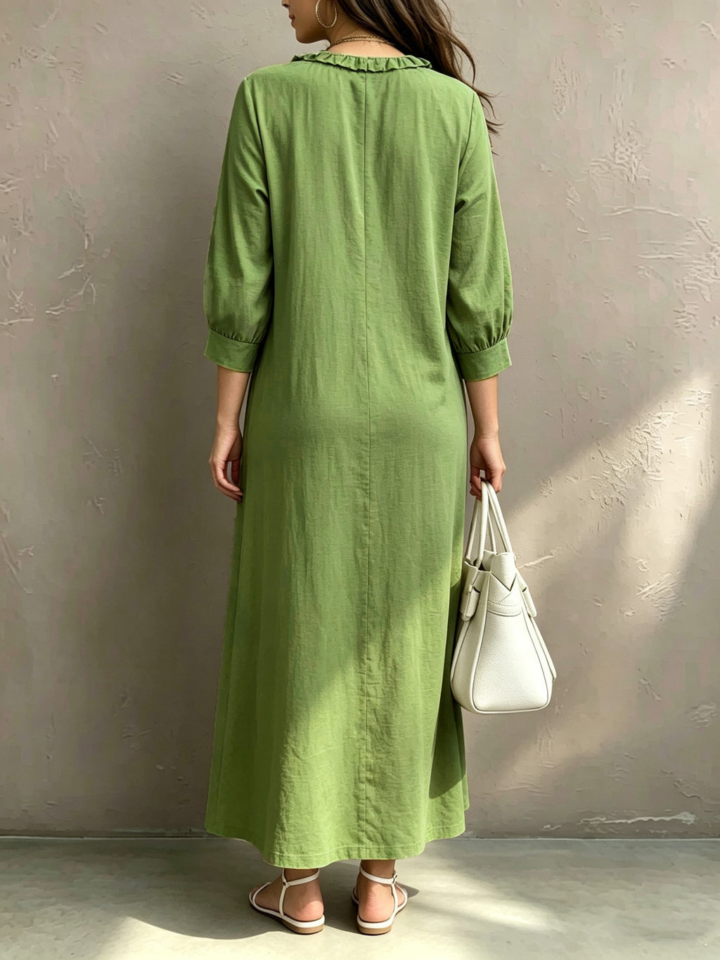 Robe verte grande taille — Longue, col V bordé d'un volant