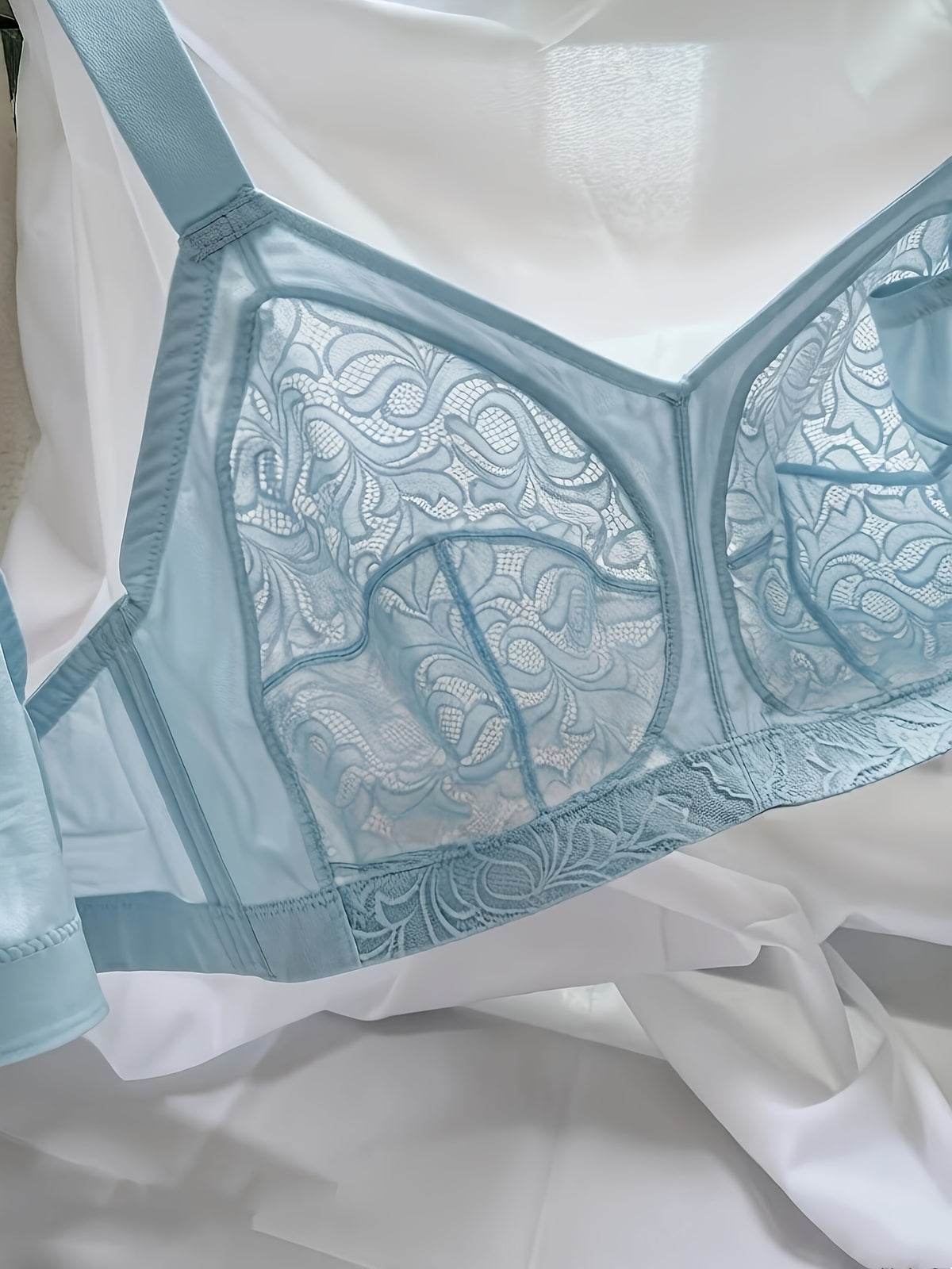 Soutien-gorge grande taille — Tulle brodé, buste couvert