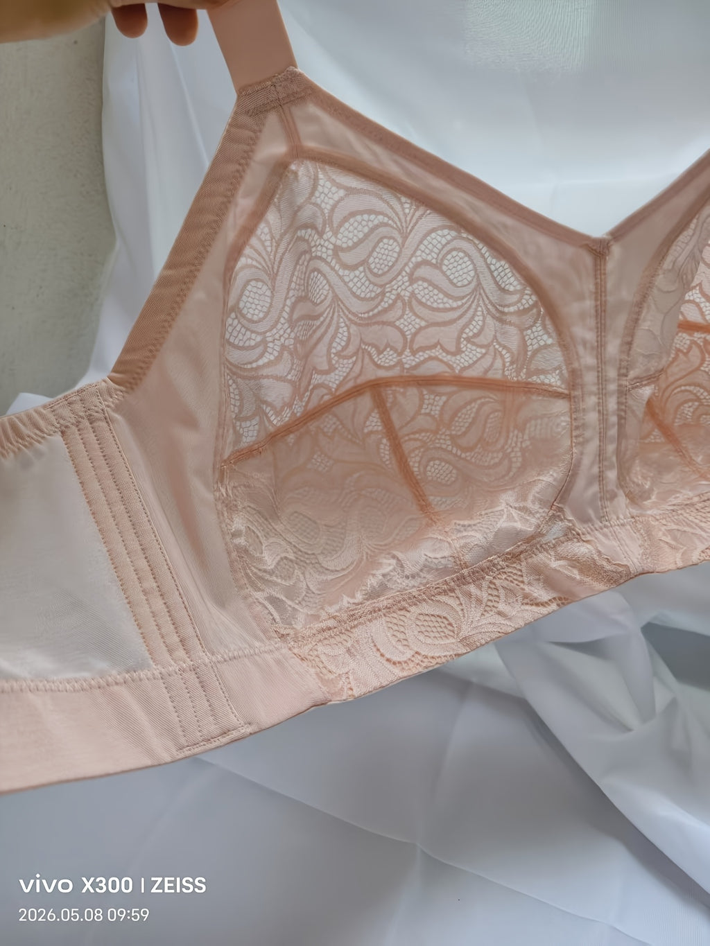 Soutien-gorge grande taille — Tulle brodé, buste couvert
