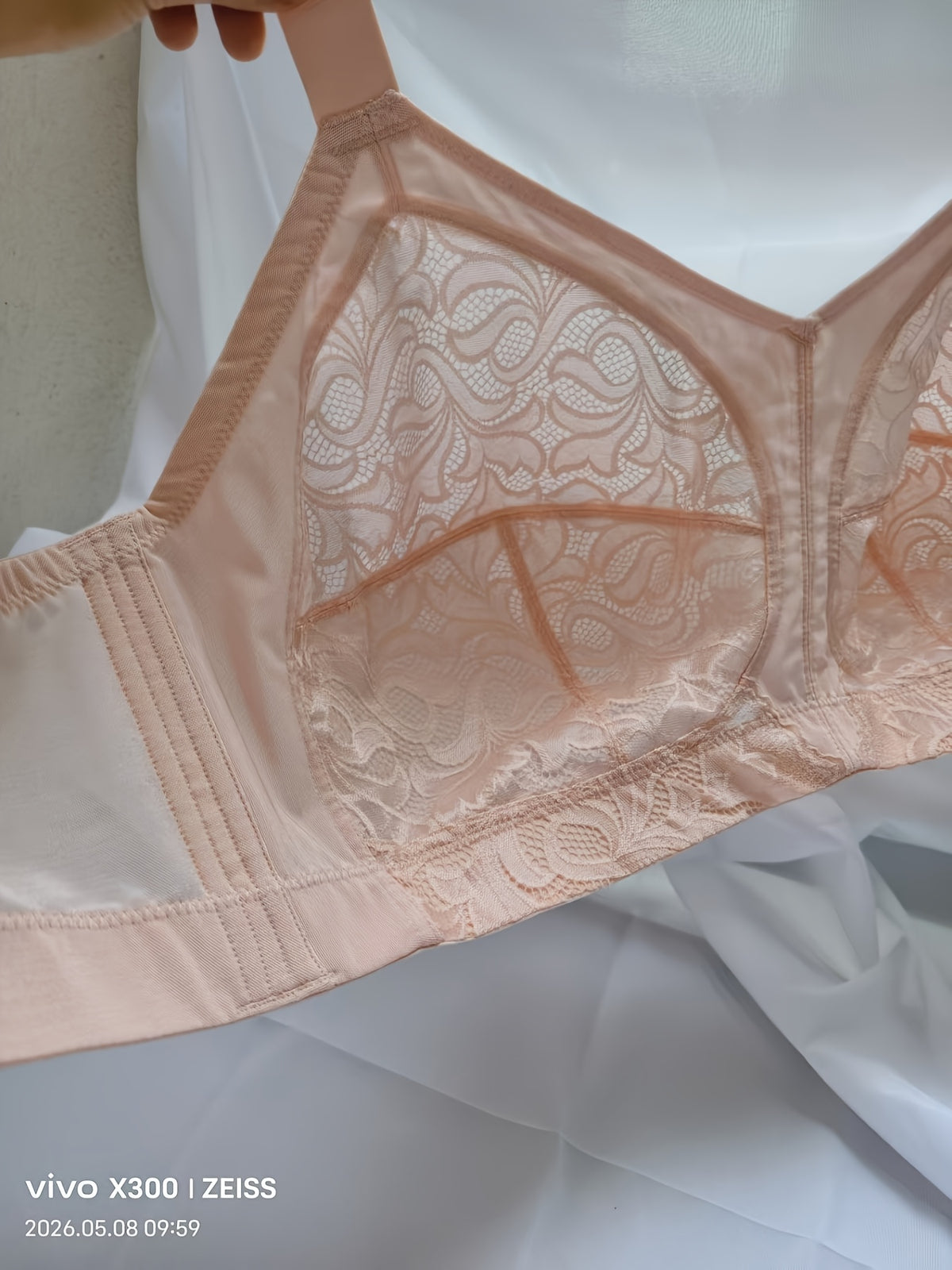 Soutien-gorge grande taille — Tulle brodé, buste couvert