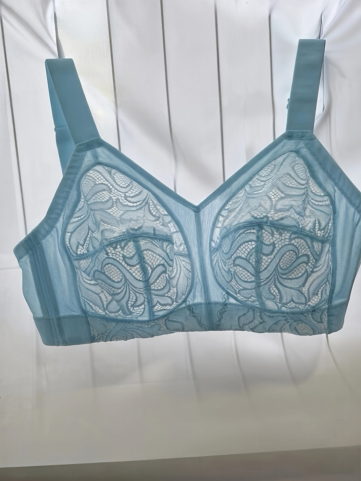 Soutien-gorge grande taille — Tulle brodé, buste couvert