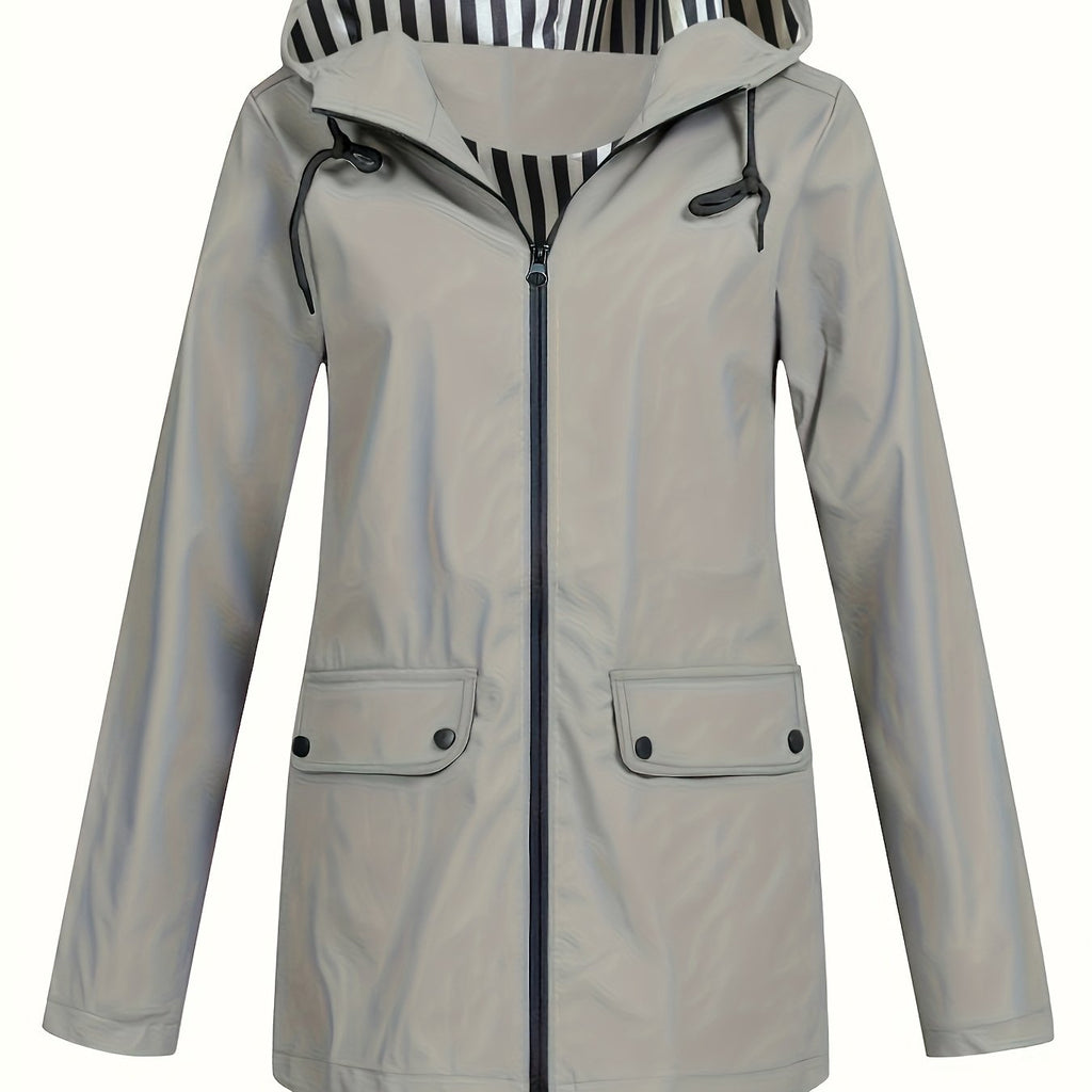Veste grande taille, capuche, poches plaquées, esprit décontracté, détail du col