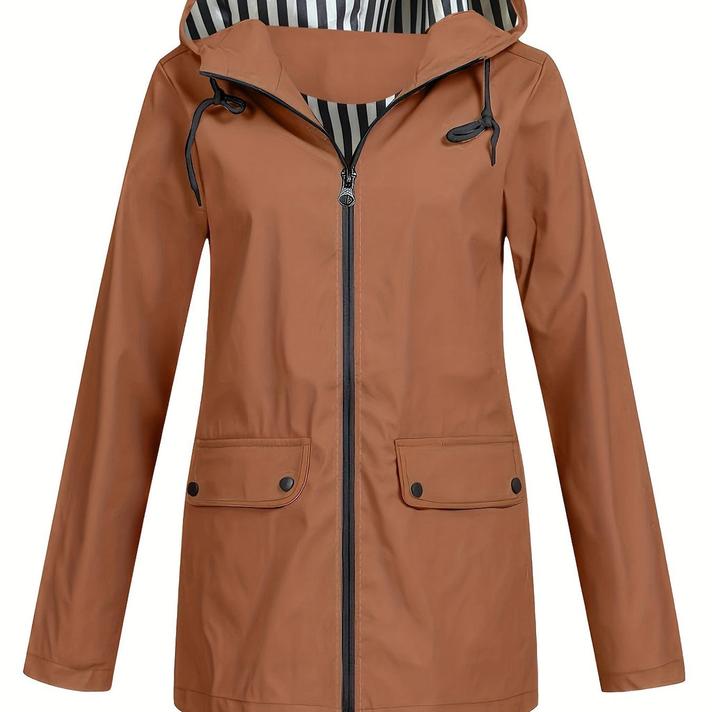 Veste grande taille, capuche, poches plaquées, esprit décontracté, mise en situation